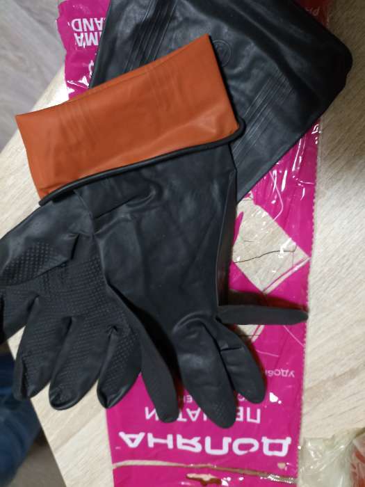 Фотография покупателя товара Перчатки хозяйственные латексные Доляна, размер M, защитные, химически стойкие, 55 гр, цвет чёрный - Фото 4