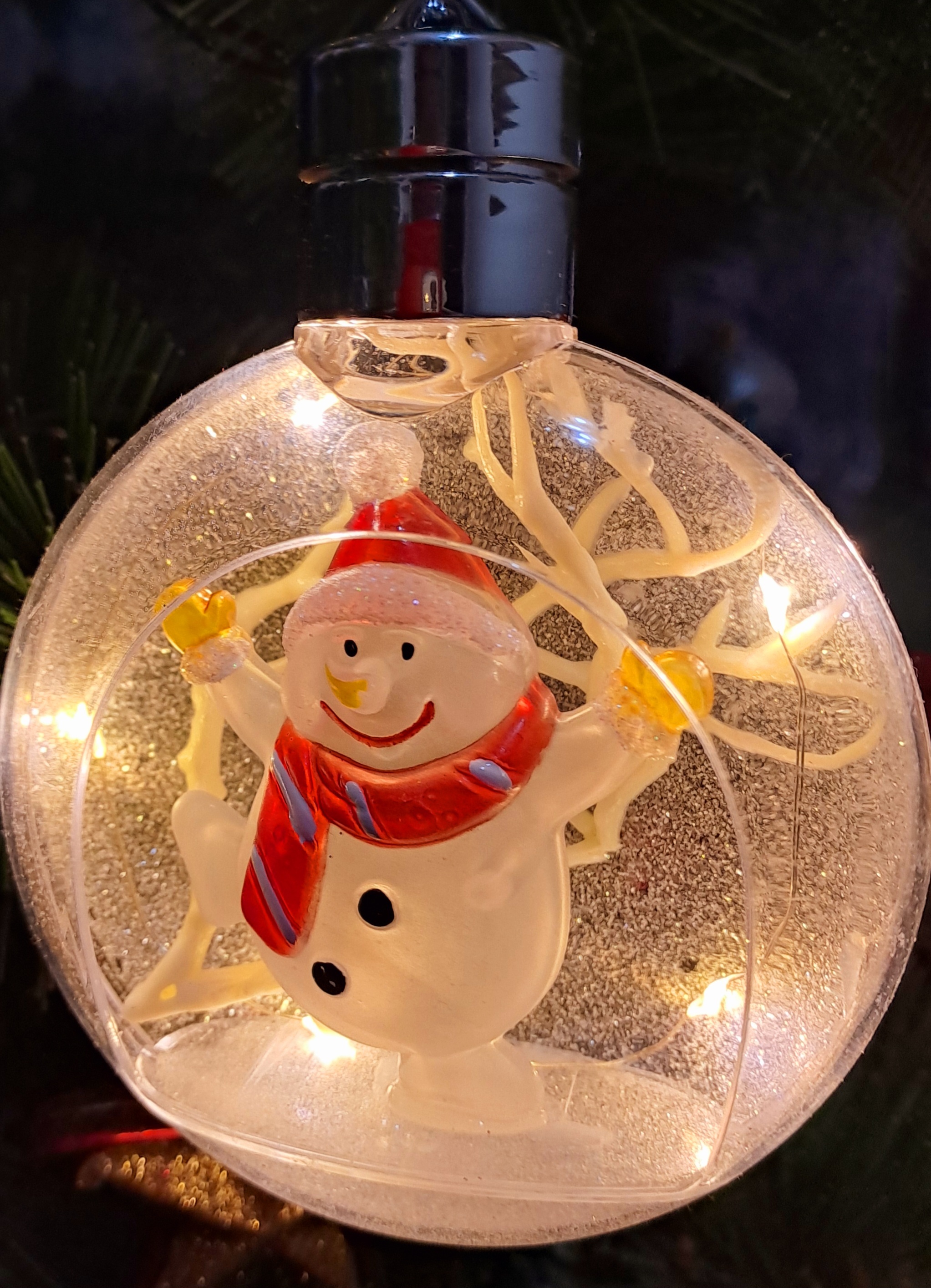 Фотография покупателя товара Ёлочный шар «Снеговик», батарейки, 5 LED, свечение тёплое белое - Фото 1