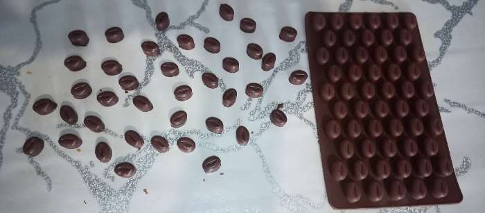 Фотография покупателя товара Форма для мармелада Доляна «Кофейные бобы», силикон, 18×11×0,6 см, 55 ячеек (1,5×1,1 см), цвет коричневый - Фото 1