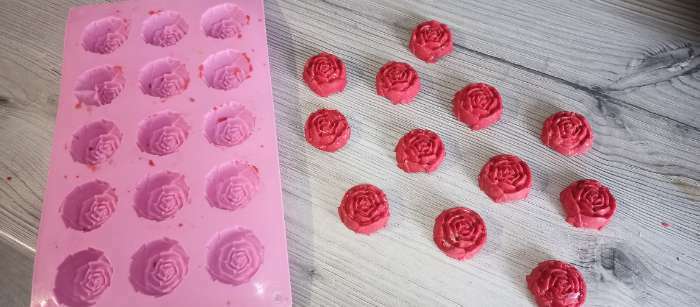 Фотография покупателя товара Форма для выпечки Доляна «Цветы. Роза», силикон, 29,5×17,5 см, 15 ячеек (d=4,2 см), цвет МИКС - Фото 1