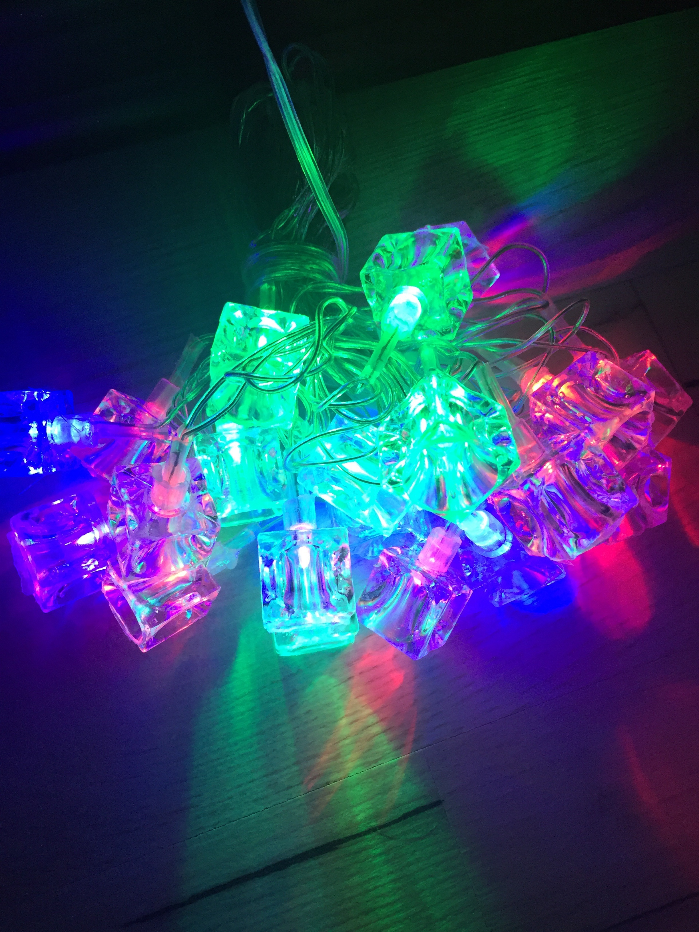 Фотография покупателя товара Гирлянда «Нить» 5 м с насадками «Кубики», IP20, прозрачная нить, 20 LED, свечение мульти (RG/RB), мигание, 220 В