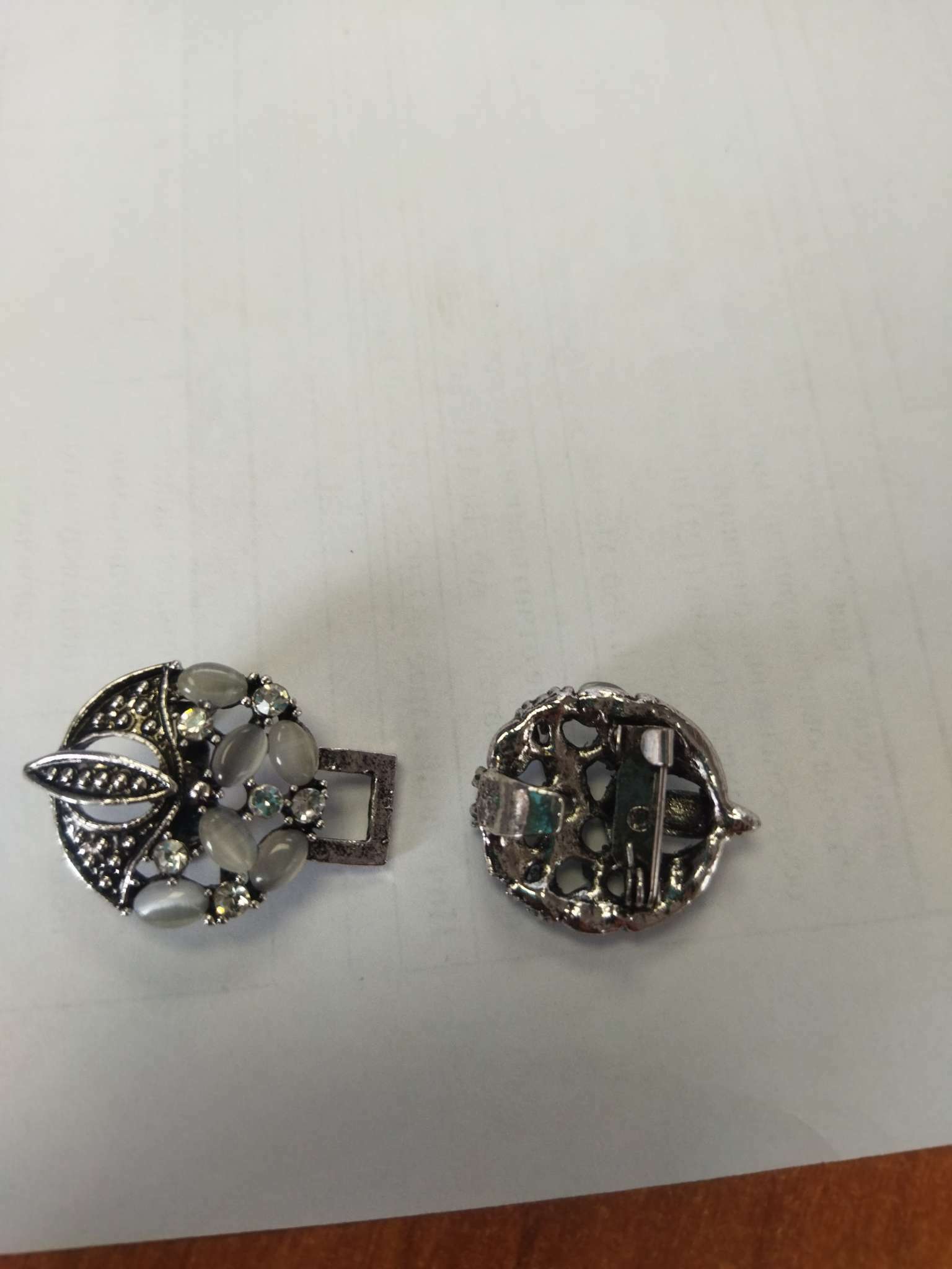 Фотография покупателя товара Зажим для кардигана «Роскошь», цвет бело-серый в чернёном серебре - Фото 1