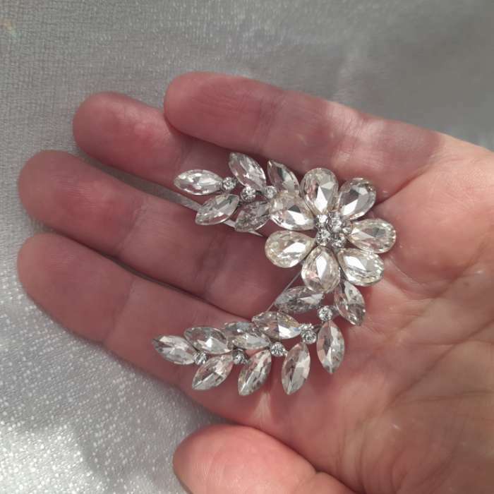 Фотография покупателя товара Брошь «Цветок» полумесяц, цвет белый в серебре - Фото 2
