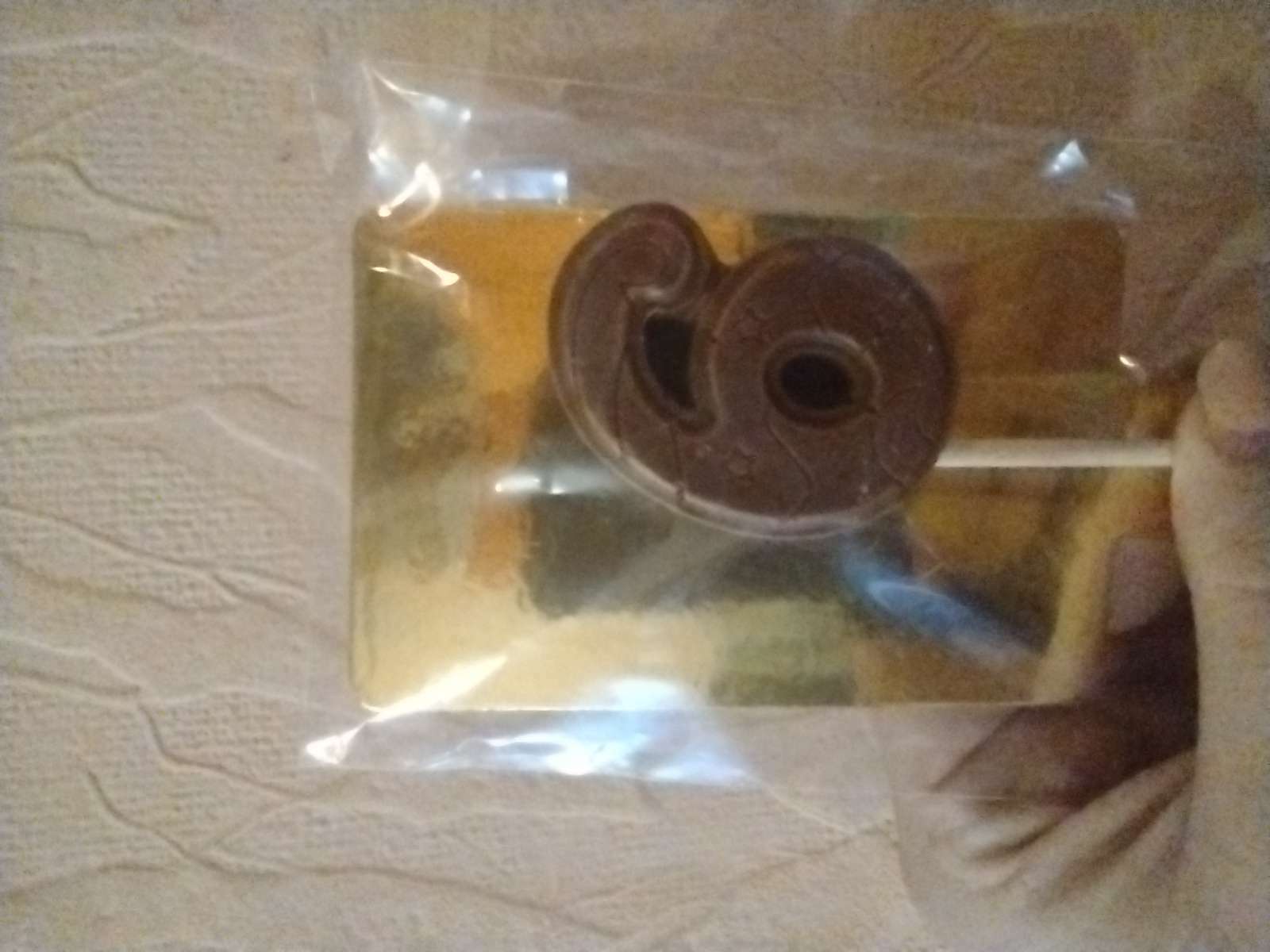 Фотография покупателя товара Фигура из молочного шоколада "Цифра веселая "6", 5 см, на палочке для торта, 12 г - Фото 3