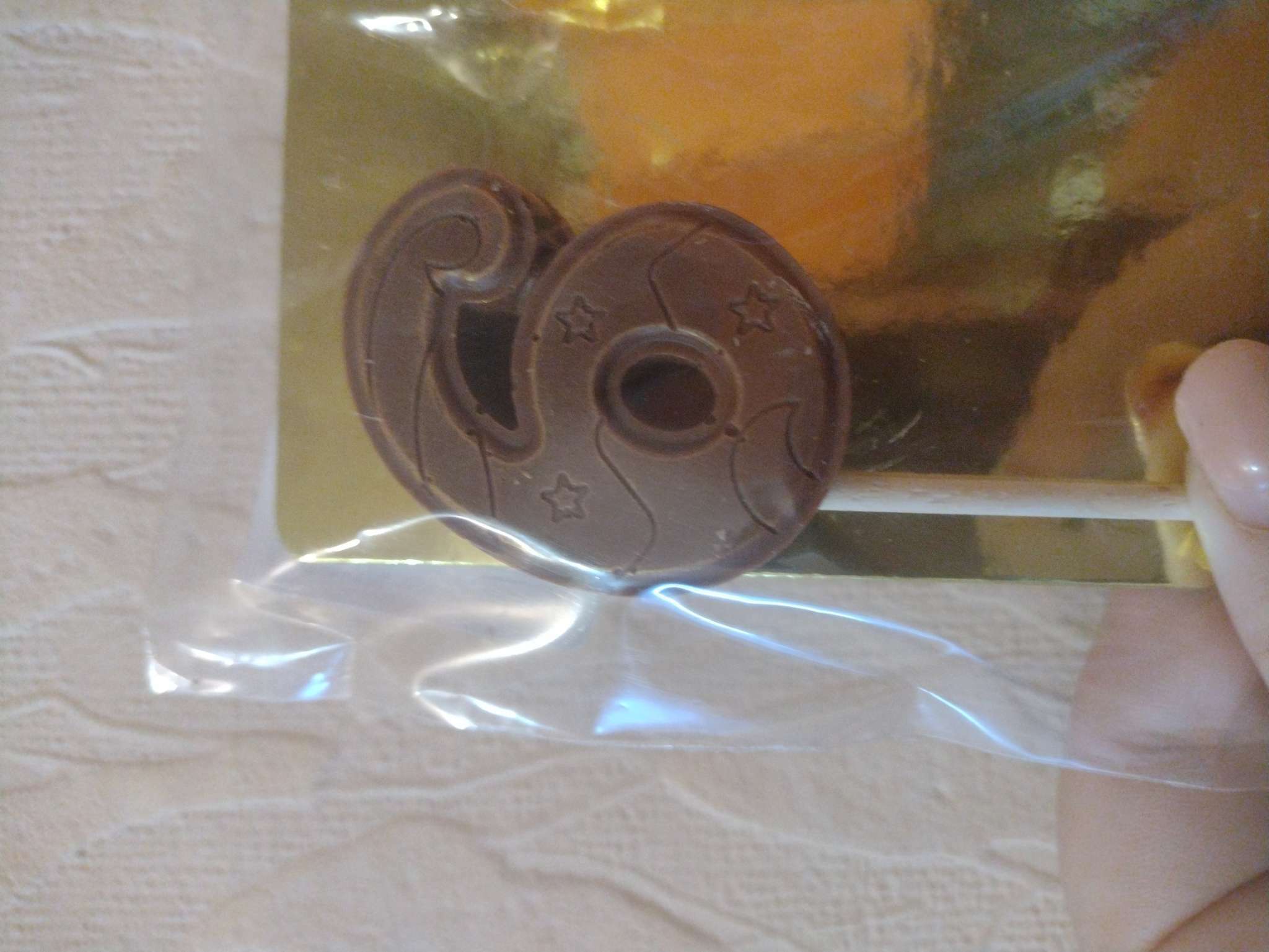 Фотография покупателя товара Фигура из молочного шоколада "Цифра веселая "6", 5 см, на палочке для торта, 12 г - Фото 4
