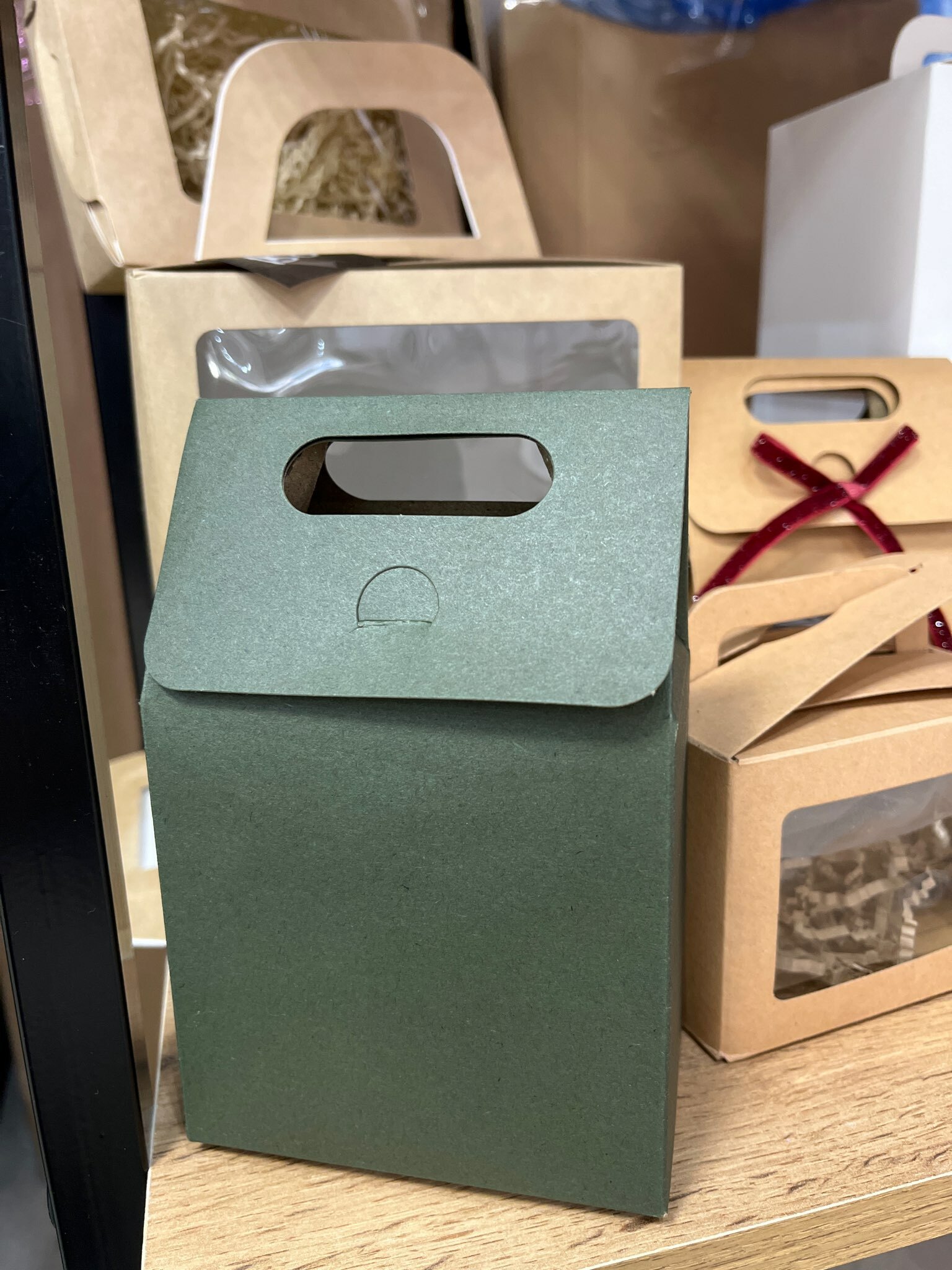 Фотография покупателя товара Коробка-пакет с ручкой, зеленая, 15 х 10 х 6 см - Фото 2
