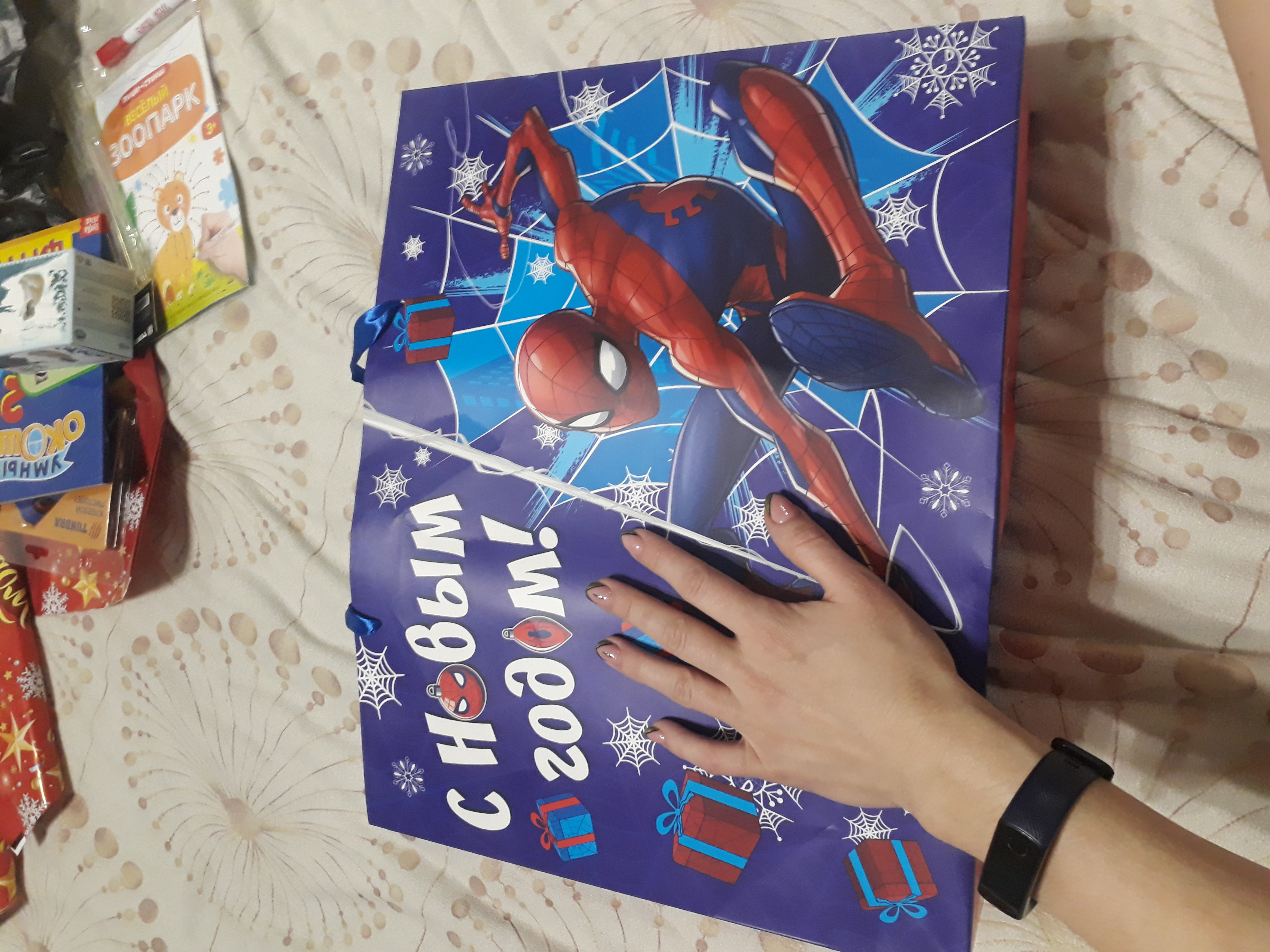 Фотография покупателя товара Пакет подарочный "Новый год" 31х40х11 см, Человек-паук - Фото 4