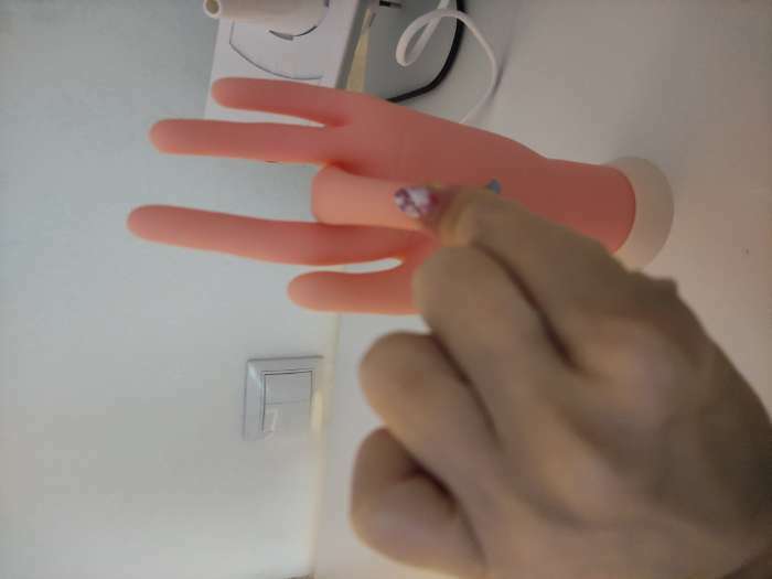 Фотография покупателя товара Рука тренировочная для маникюра, с гнущимися пальцами, в картонной коробке, цвет бежевый