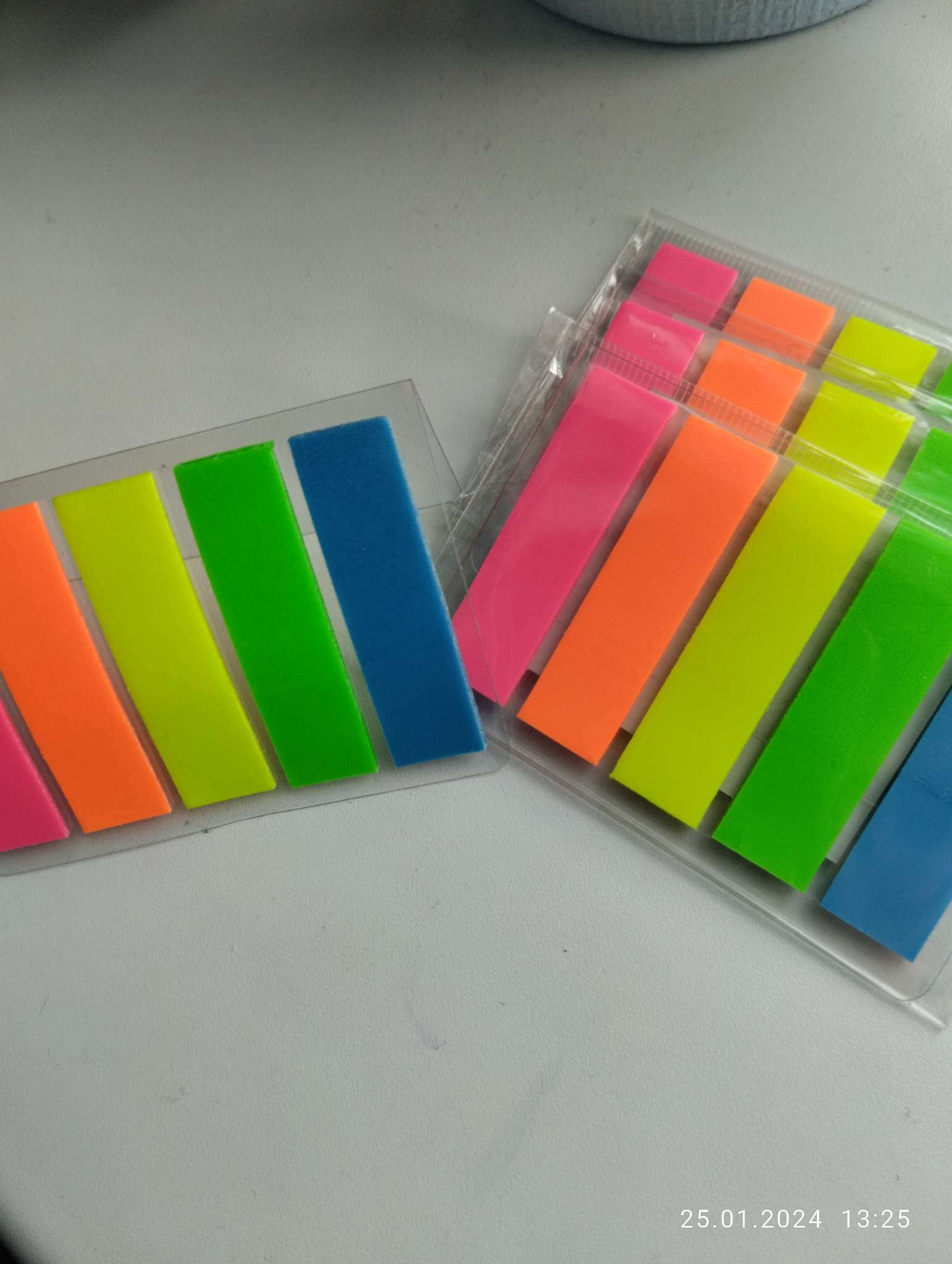 Фотография покупателя товара Блок-закладка с липким краем 12 мм х 45 мм, пластик, 5 цветов по 20 листов, флуоресцентный - Фото 3