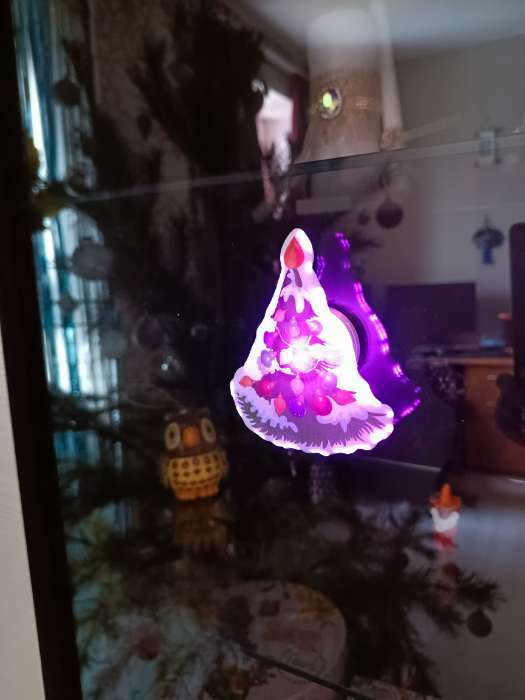 Фотография покупателя товара Светодиодная игрушка на липучке «Новогодняя ёлка» 8.5 × 10 см, батарейки LR44х3, свечение мульти - Фото 1