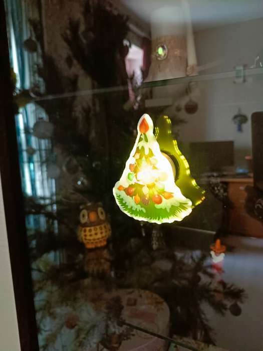 Фотография покупателя товара Светодиодная игрушка на липучке «Новогодняя ёлка» 8.5 × 10 см, батарейки LR44х3, свечение мульти - Фото 4