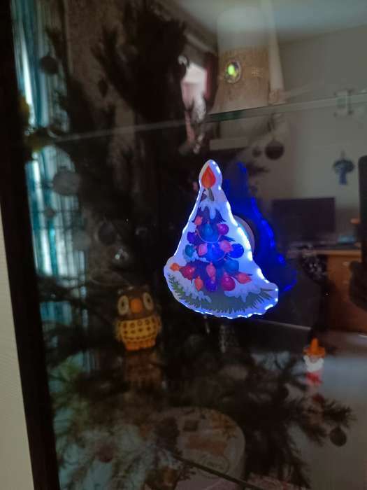 Фотография покупателя товара Светодиодная игрушка на липучке «Новогодняя ёлка» 8.5 × 10 см, батарейки LR44х3, свечение мульти - Фото 6