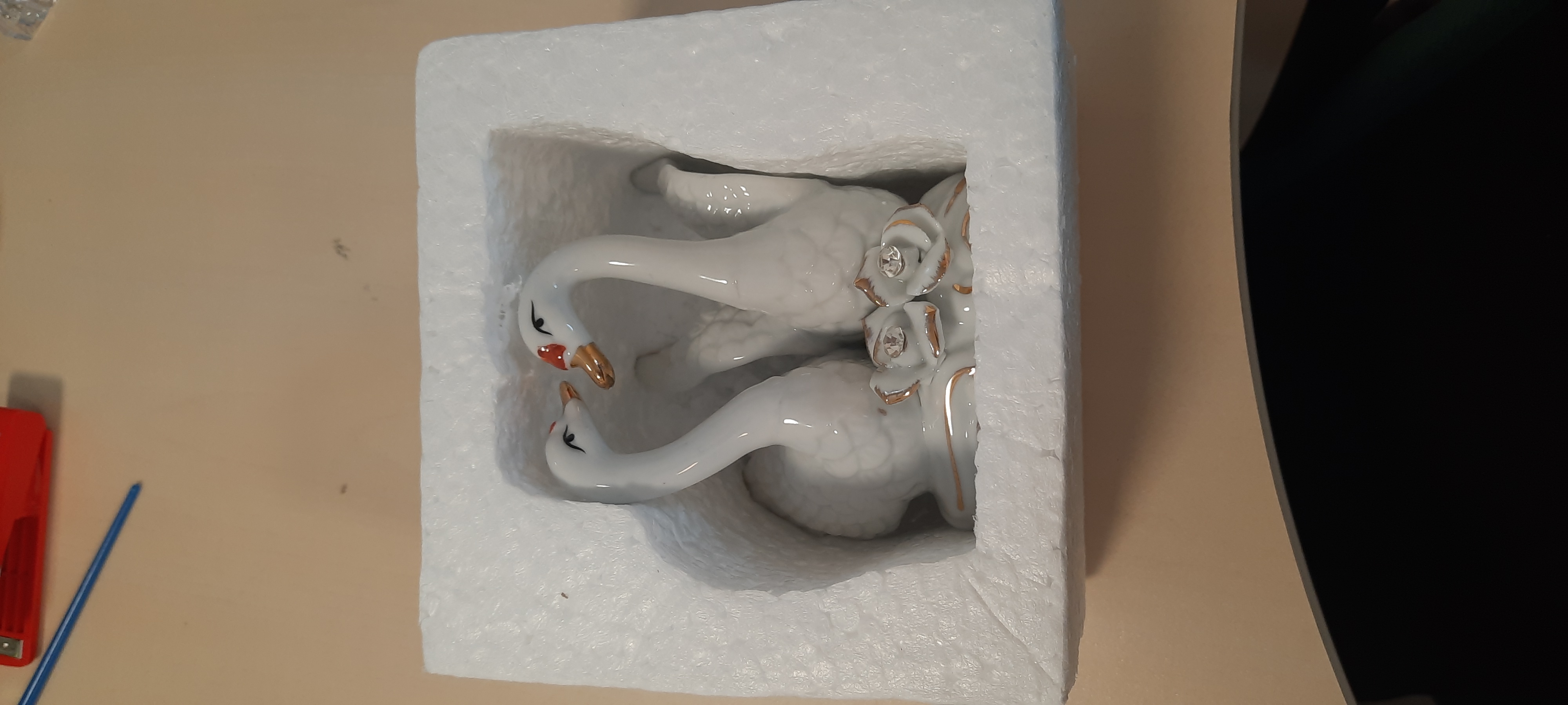 Фотография покупателя товара Сувенир "2 лебедя с розами" со стразами 9,5х10х7 см