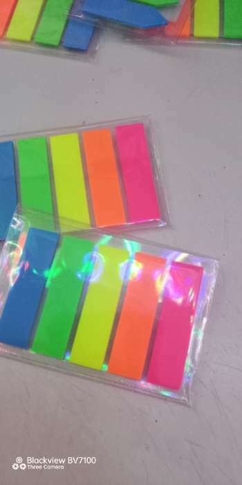 Фотография покупателя товара Блок-закладка с липким краем 12 мм х 45 мм, пластик, 5 цветов по 20 листов, флуоресцентный - Фото 1