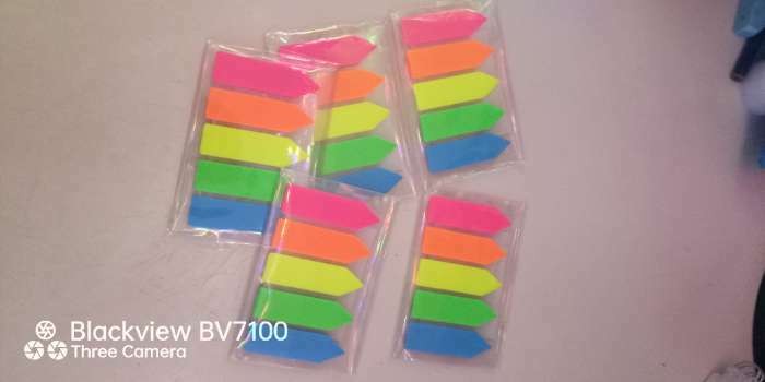 Фотография покупателя товара Блок закладка с липким краем "Стрелки" 12 мм х 45 мм, пластик, 5 цветов по 20 листов, флуоресцентный - Фото 3