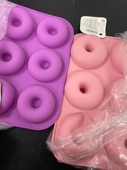 Фотография покупателя товара Форма для выпечки Доляна «Сладости.Пончик», силикон, 33×25×2 см, 12 ячеек, d=6,8 см, цвет МИКС