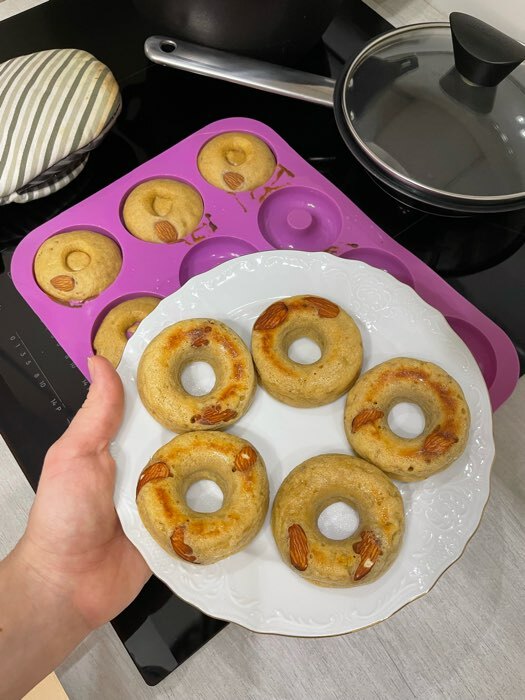 Фотография покупателя товара Форма для выпечки Доляна «Сладости.Пончик», силикон, 33×25×2 см, 12 ячеек, d=6,8 см, цвет МИКС
