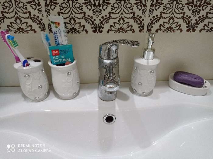 Фотография покупателя товара Набор аксессуаров для ванной комнаты Доляна «Изящный барельеф», 4 предмета (дозатор 250 мл, мыльница, 2 стакана), цвет белый - Фото 1