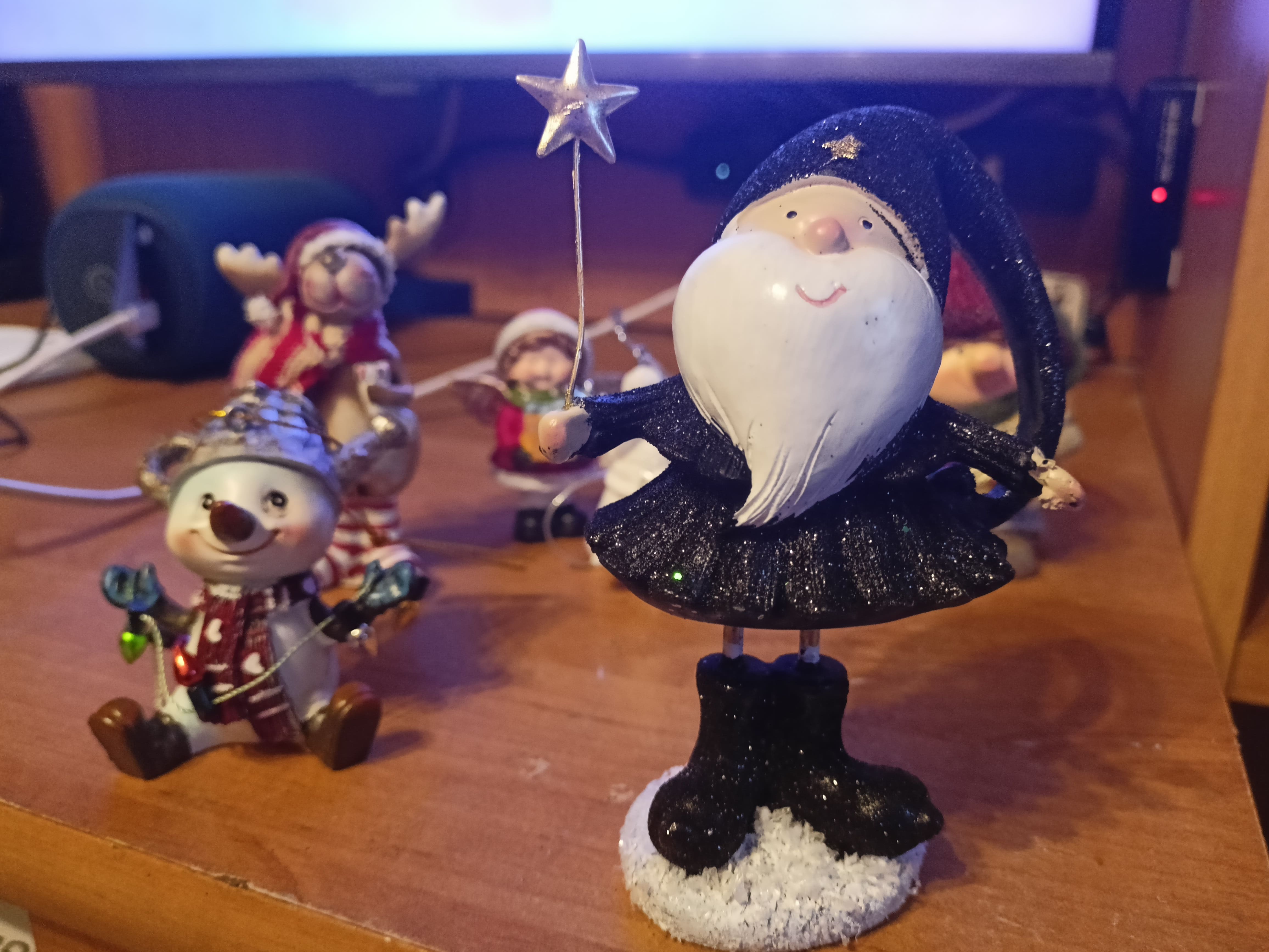 Фотография покупателя товара Сувенир полистоун "Дед Мороз в чёрном кафтане, с звездой" длинные ножки 11,5х6,5х4,5 см - Фото 1