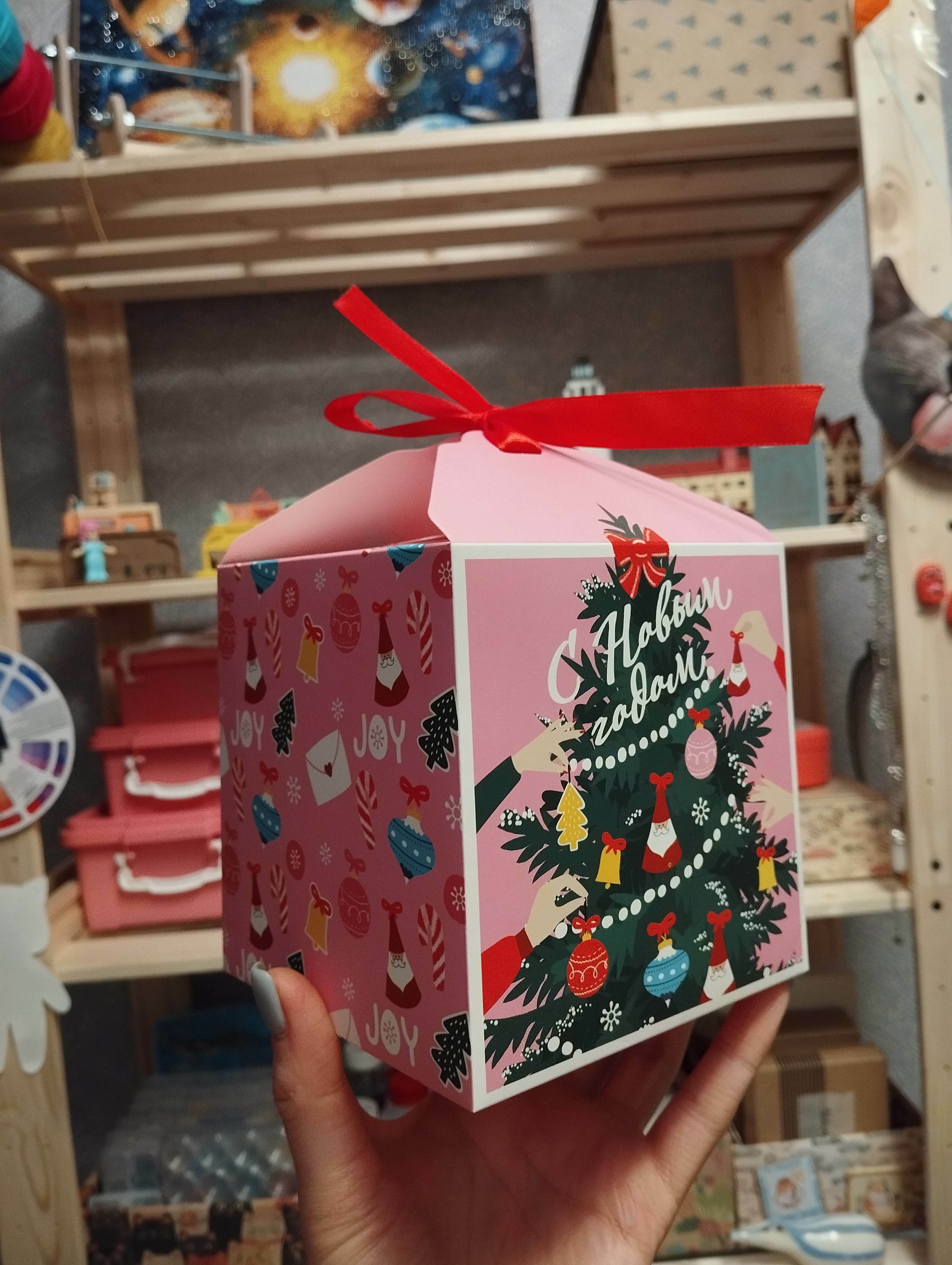 Фотография покупателя товара Коробка складная «Наряжаем ёлку», 12 × 12 × 12 см - Фото 1