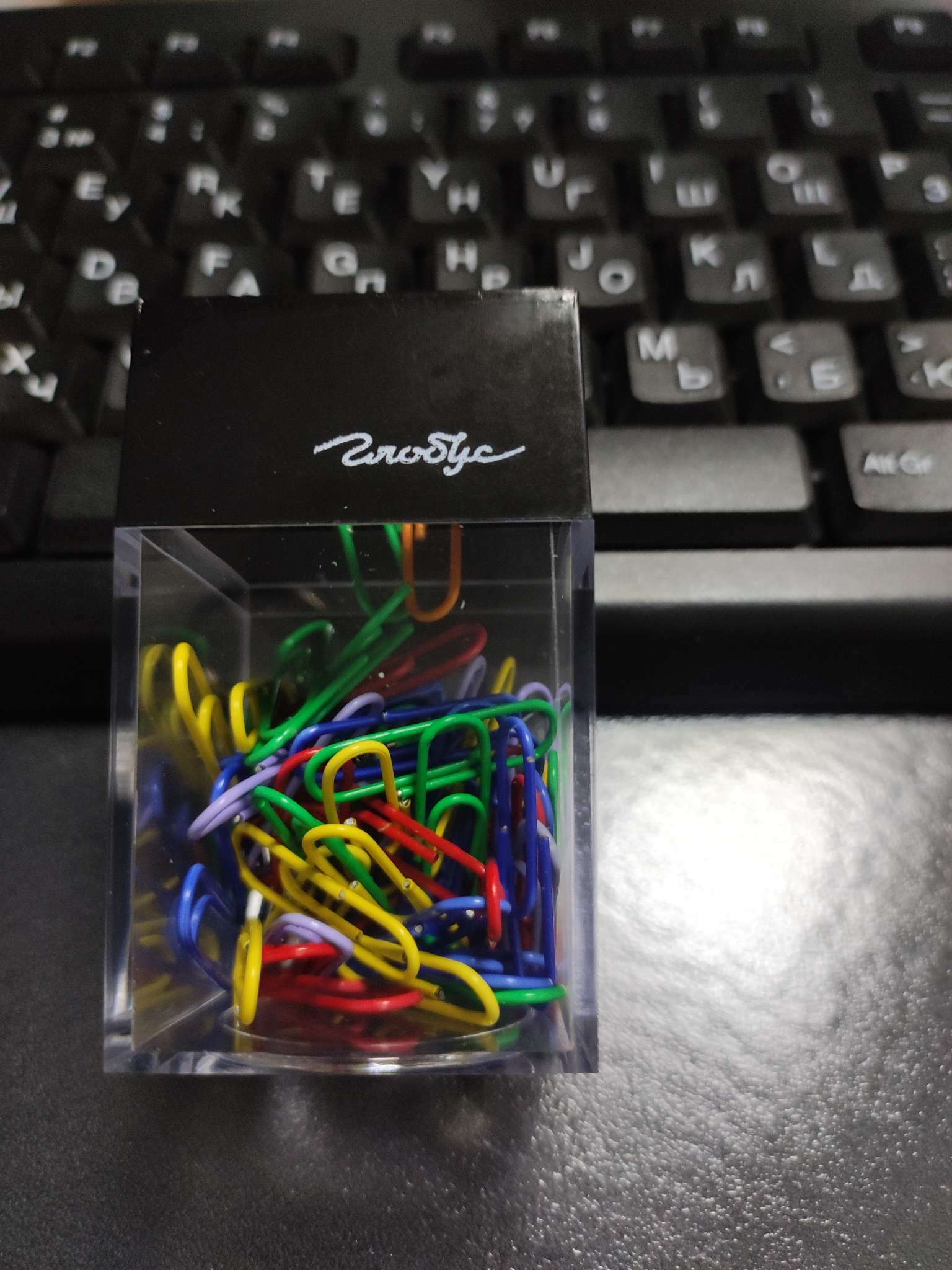 Фотография покупателя товара Диспенсер для скрепок GLOBUS, магнитный (скрепки цветные: 50 шт., 28 мм) - Фото 1