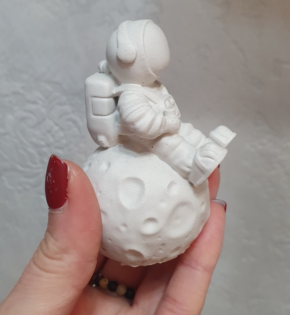 Фотография покупателя товара Молд силикон 3D "Космонавт на астероиде" 5х5х8 см - Фото 2