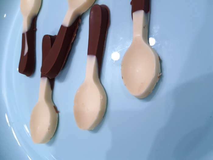 Фотография покупателя товара Форма для украшений Доляна «Ложечки», силикон, 18×12×1,2 см, 6 ячеек (9,8×2,3 см), цвет коричневый