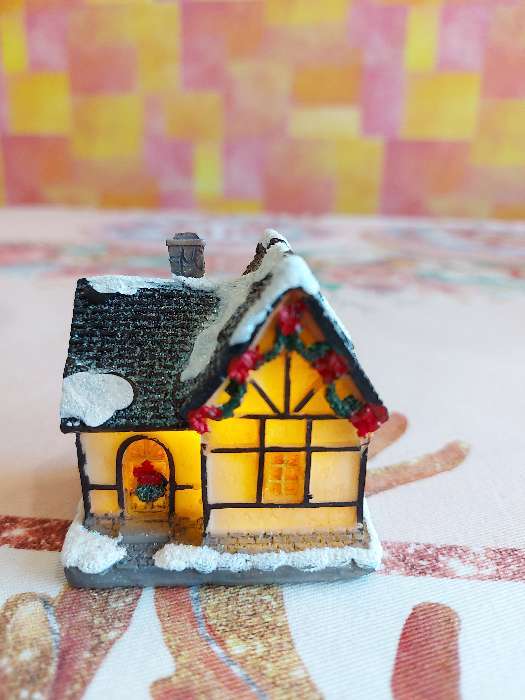 Фотография покупателя товара Светодиодная фигура «Дом с еловой гирляндой», керамика, батарейки AG13х3, свечение тёплое белое - Фото 10