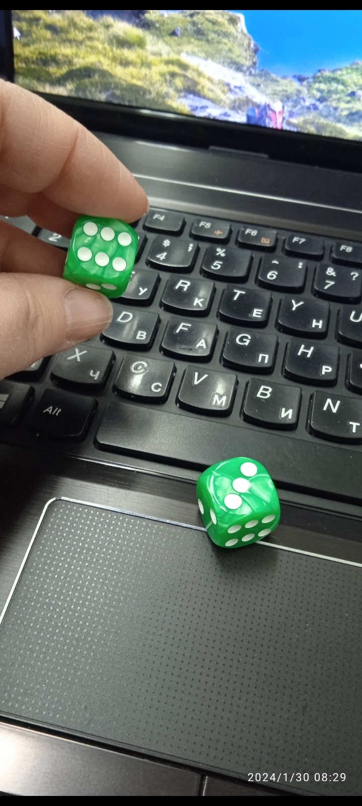 Фотография покупателя товара Кубики игральные «Время игры», 1.6×1.6 см, набор 2 шт., зеленые - Фото 1