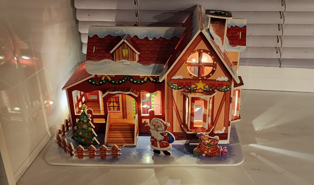 Фотография покупателя товара 3D-конструктор «Дом Деда Мороза», с гирляндой, 34 детали - Фото 3