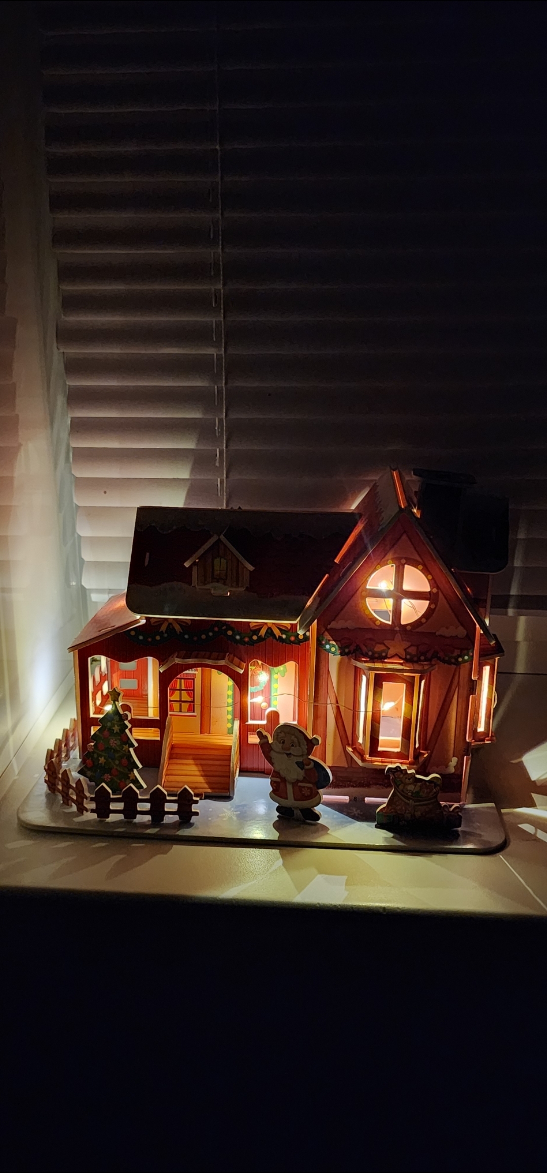 Фотография покупателя товара 3D-конструктор «Дом Деда Мороза», с гирляндой, 34 детали - Фото 1
