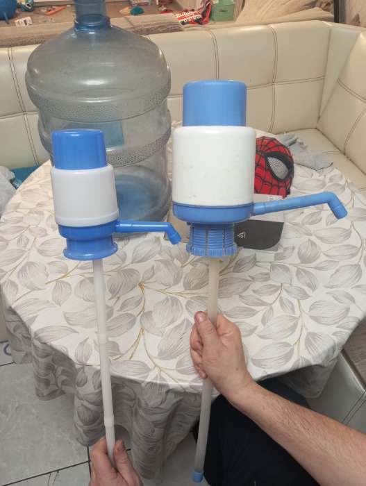 Фотография покупателя товара УЦЕНКА Помпа для воды LuazON, механическая, малая, под бутыль от 11 до 19 л, голубая - Фото 1