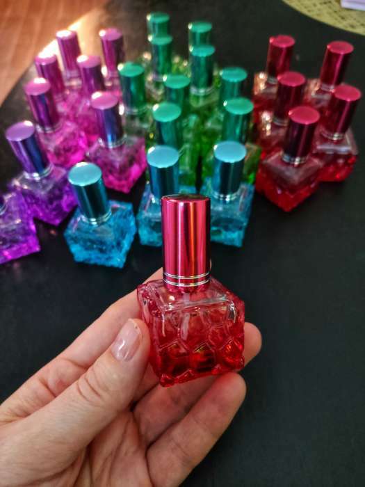 Фотография покупателя товара Флакон стеклянный для парфюма «Relief», с распылителем, 8 мл, цвет МИКС - Фото 4