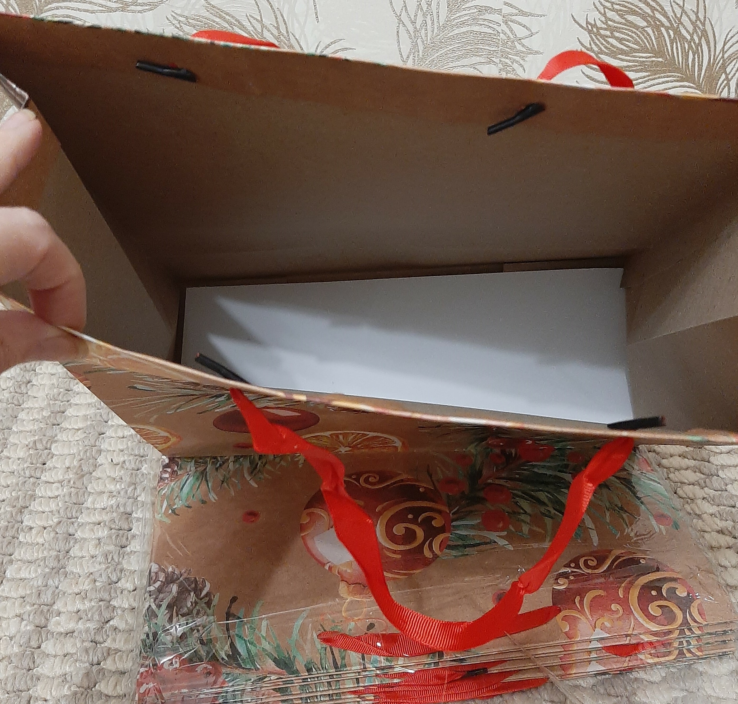 Фотография покупателя товара Пакет крафтовый квадратный «Новогоднее настроение», 30 × 30 × 12 см - Фото 1