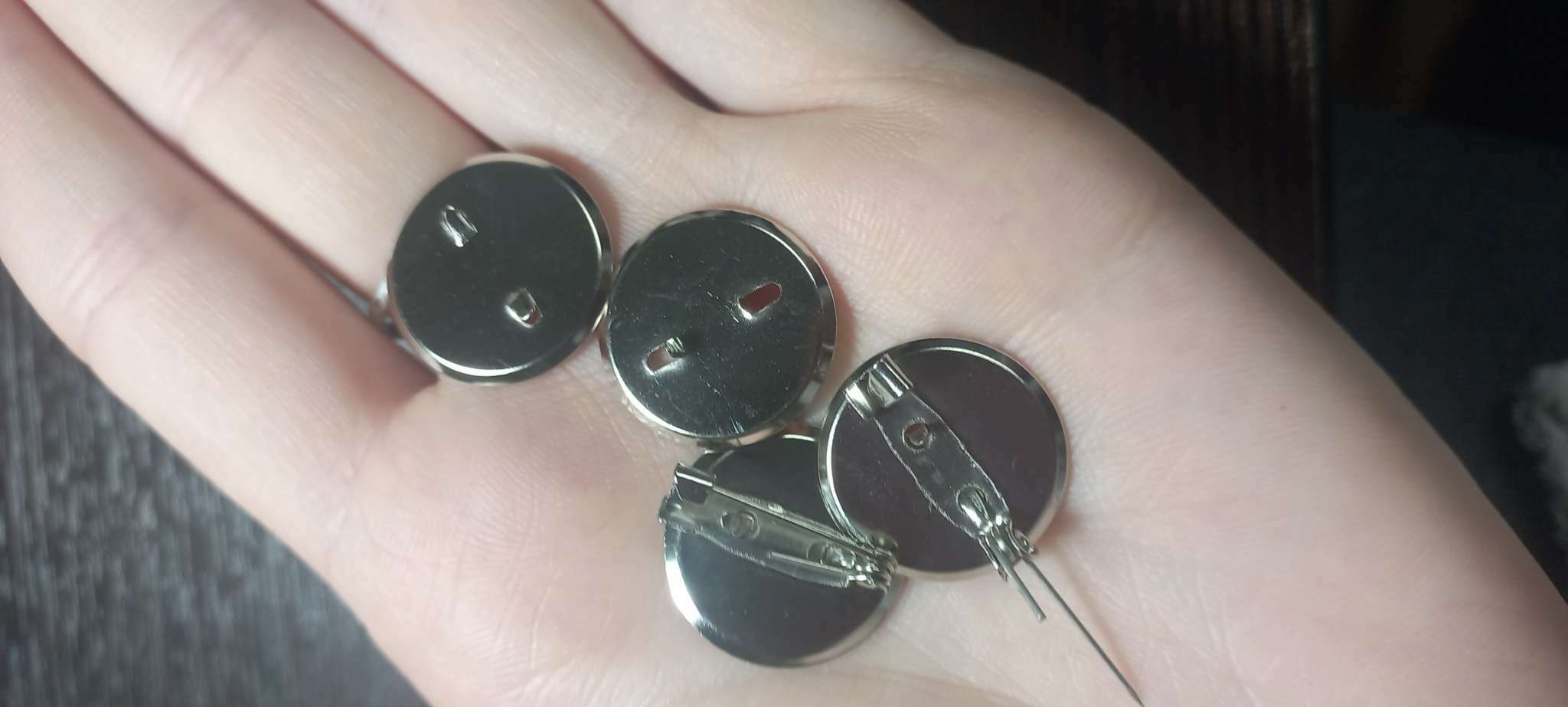 Фотография покупателя товара Основа для творчества «Значок с булавкой», набор 20 шт., площадка, 1.9×1.9 см - Фото 2