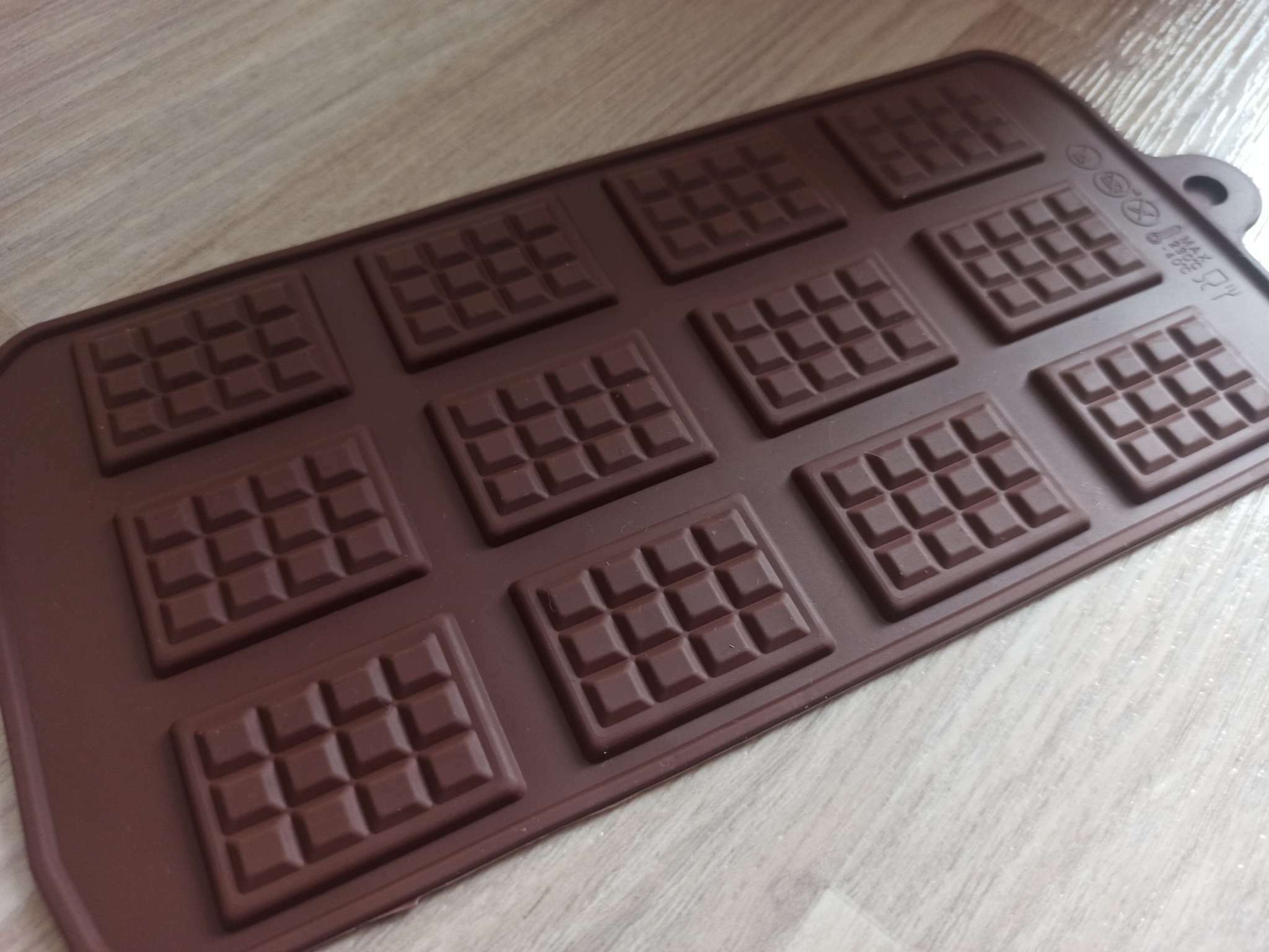 Фотография покупателя товара Форма для шоколада Доляна «Плитка», силикон, 21×11 см, 12 ячеек (2.7×3.9 см), коричневая