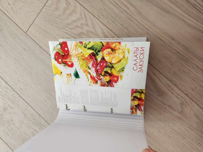 Фотография покупателя товара Книга для записи кулинарных рецептов А5, 80 листов на кольцах "Всегда вкусно", твёрдая обложка, 5 цветных разделителей, блок 80г/м2, 5 цветов - Фото 3