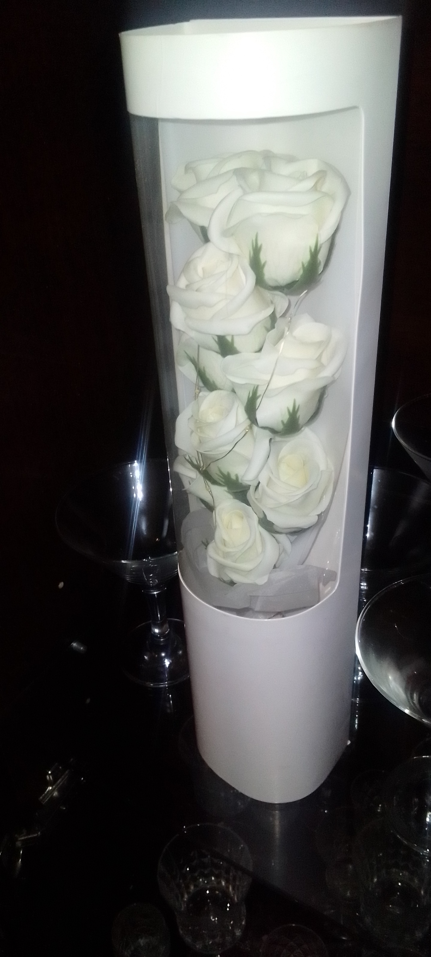 Фотография покупателя товара Букет из мыльных лепестков для ванны «Алые розы», подарочный, 17×17×27 см - Фото 1