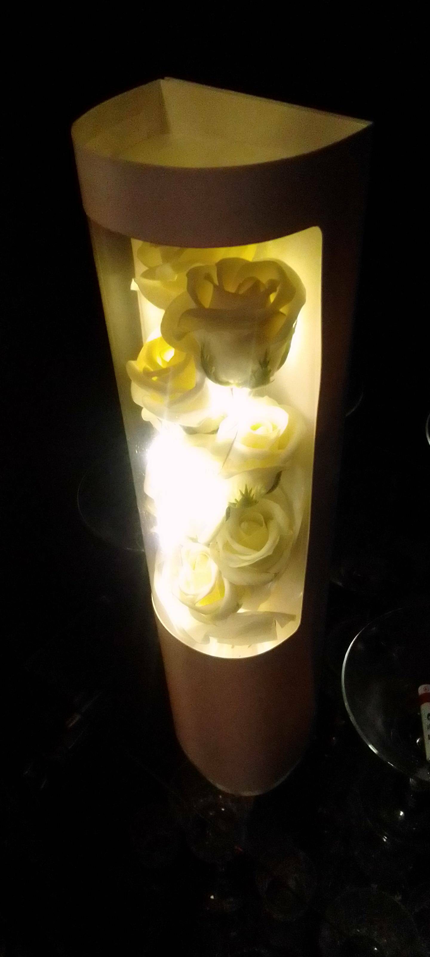 Фотография покупателя товара Букет из мыльных лепестков для ванны «Алые розы», подарочный, 17×17×27 см - Фото 2