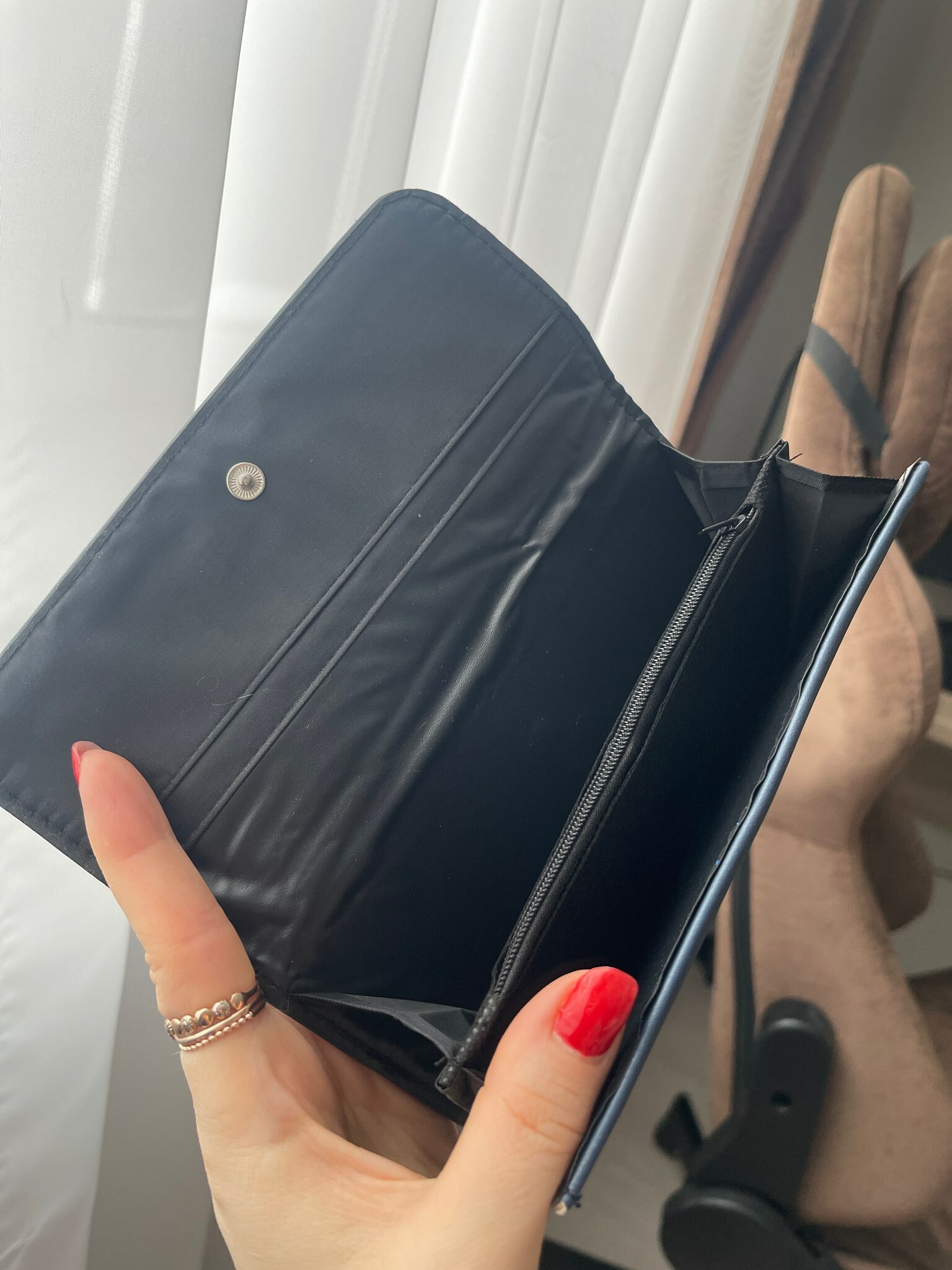 Фотография покупателя товара Кошелёк женский на кнопке, 19×2×9 см, однотонный, чёрный - Фото 3