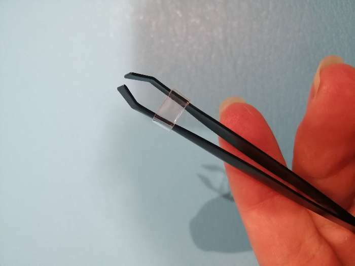 Фотография покупателя товара Пинцет прямой, узкий, 8,5 см, цвет чёрный - Фото 2