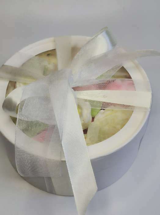 Фотография покупателя товара Коробка для макарун, кондитерская упаковка тубус с окном «Белый», 16 х 16 х 7 см - Фото 3