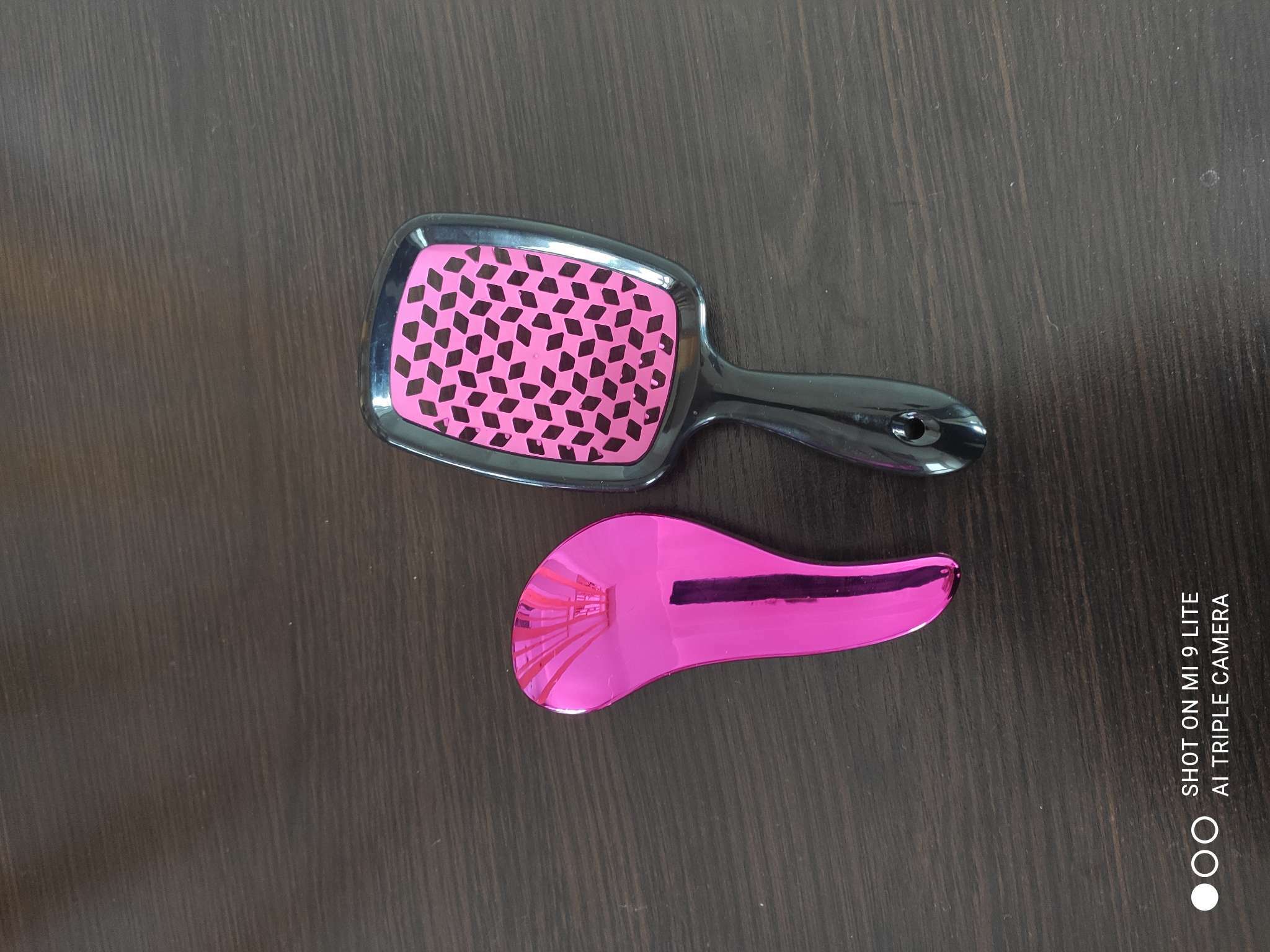 Фотография покупателя товара Расчёска массажная, широкая, вентилируемая, 8,5 × 20,5 см, PVC коробка, цвет чёрный/розовый
