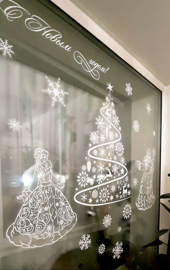 Фотография покупателя товара Наклейка для окон «Дед Мороз и Снегурочка», многоразовая, 50 × 70 см - Фото 11