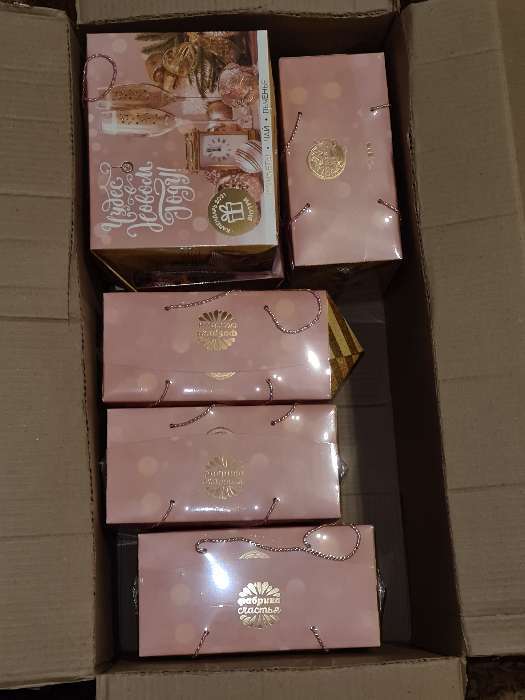 Фотография покупателя товара Набор в коробке «Чудес в Новом году»: шоколадные конфеты 110 г, печенье брауни 120 г, чай чёрный 100 г, календарь - Фото 1