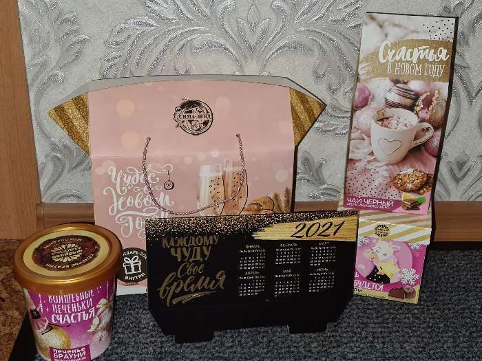 Фотография покупателя товара Набор в коробке «Чудес в Новом году»: шоколадные конфеты 110 г, печенье брауни 120 г, чай чёрный 100 г, календарь - Фото 2