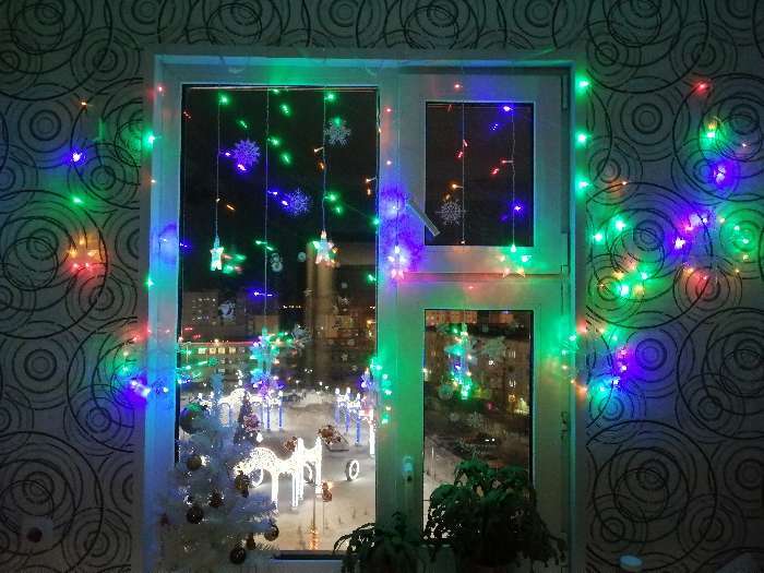 Фотография покупателя товара Гирлянда «Бахрома» 2.4 × 0.9 м с насадками «Снежинки», IP20, прозрачная нить, 150 LED, свечение мульти, 8 режимов, 220 В