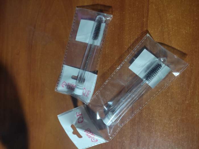 Фотография покупателя товара Щёточка для бровей и ресниц, 10,8 см, в футляре, цвет чёрный/прозрачный - Фото 1
