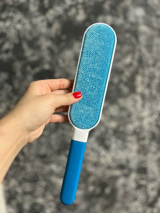 Фотография покупателя товара Щётка для удаления шерсти и волос с одежды и мебели с ручкой Доляна, 33×7,5×5 см, цвет синий