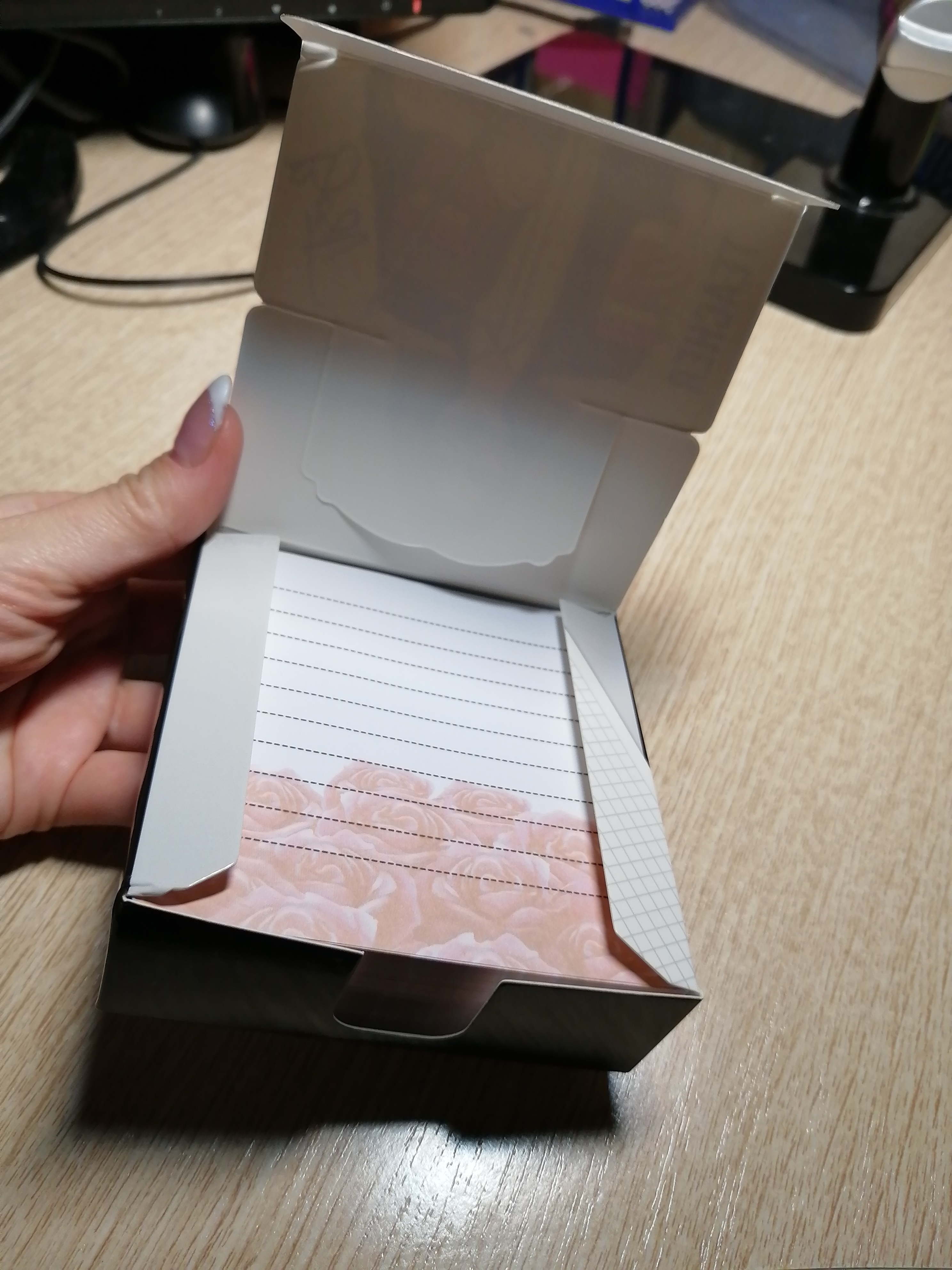 Фотография покупателя товара Бумага для записей в коробке Best teacher, 200 листов, 8.5 х 8.8 см